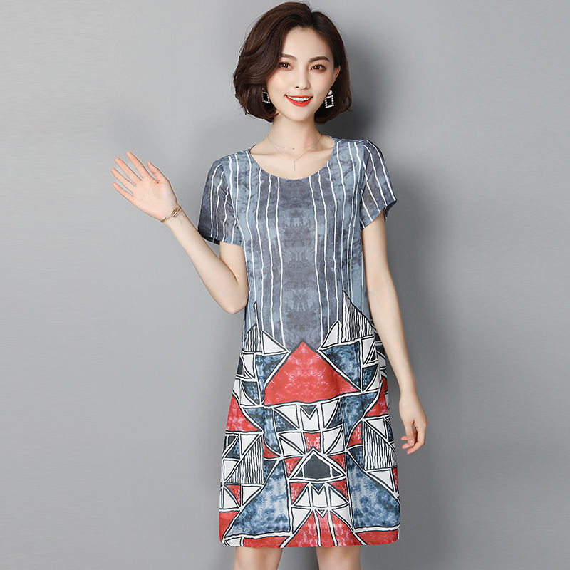 月薪过万的小姨突然把真丝裙扔了，衣柜全放这种温柔裙，超显美嫩