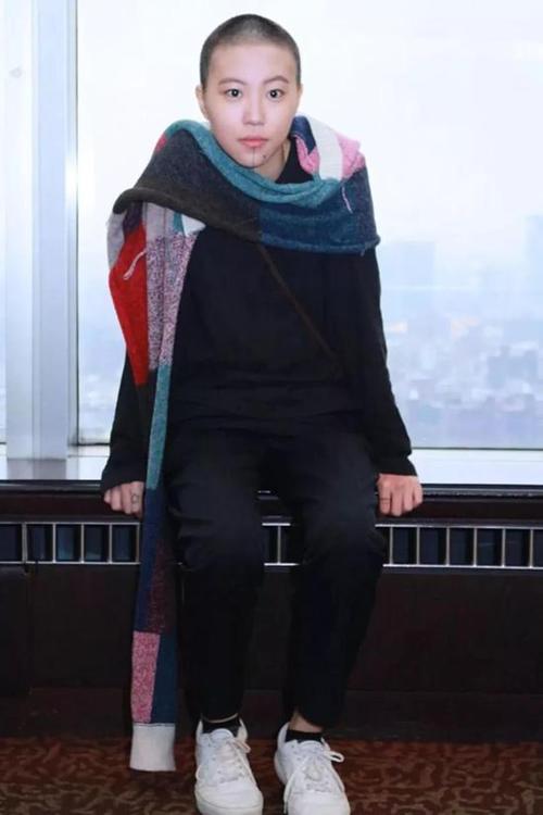 窦靖童混搭麻布衫真有个性,时尚前卫超个性,网友:衣品不输王菲