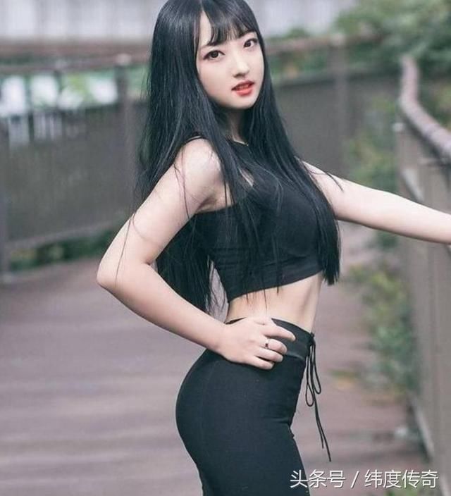 时装搭配，紧身裤不仅穿着舒适修饰体型又百搭，衬托出优美年轻