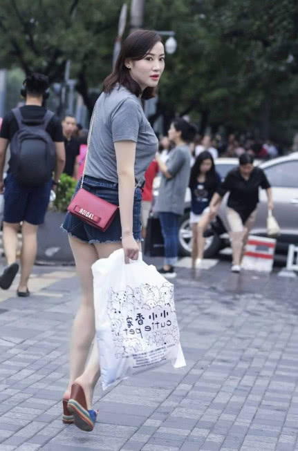 丰满小姐姐短裤穿搭尽显凹凸有致的好身材，前凸后翘成熟妩媚