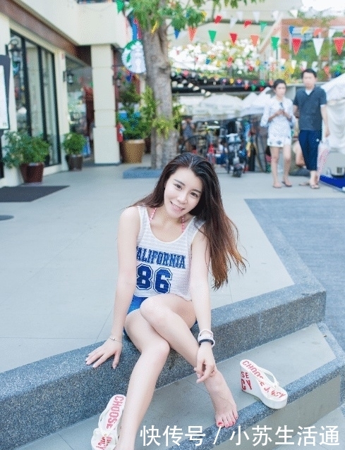 蓝色:长发美女穿蓝色短裙,搭配清爽十足,时尚出彩又美观