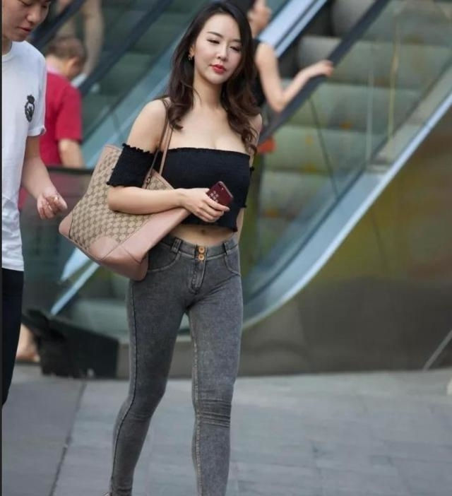 「美女」路人街拍,美女很懂时尚,穿黑色的一字肩连衣裙,充满着魅力