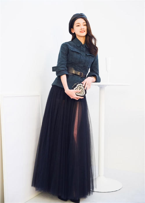 苗苗这黑T穿得好紧，搭配拖地鱼尾裙很惊艳，网友：这身材简直了