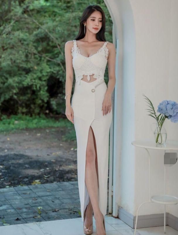 紧身裙美女，时尚搭配显得很有气质！