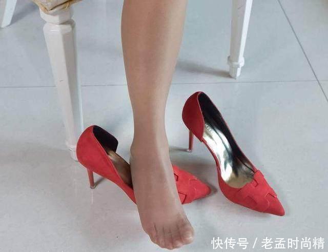大方:酒红色的尖头细跟更优雅大方,女性的自信干练得以体现