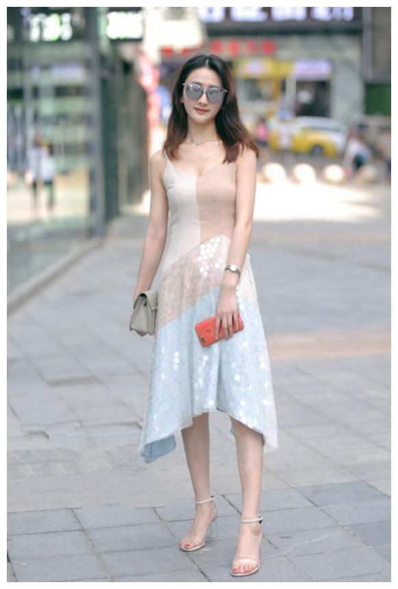 街拍：身姿丰盈的美女，塑造出傲人的曲线，让人过目难忘