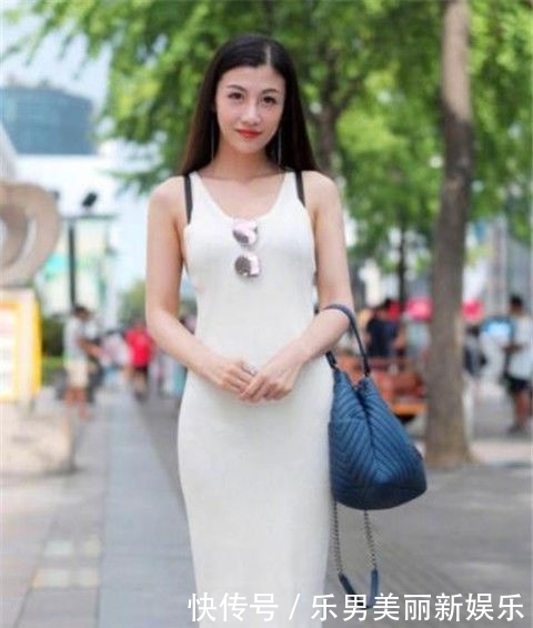  蓝色：街拍：短发美女蓝色吊带长裙，长发飘飘， 笑容甜美可爱