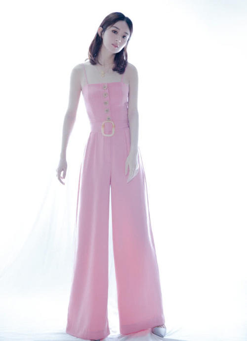 赵丽颖太厉害了吧，穿高腰装，这腰细得都能穿针眼儿了！