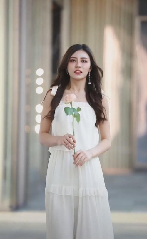 「遇上」小姐姐穿白裙上街,忘记化妆,表情亮了:是遇上前男友了吧?