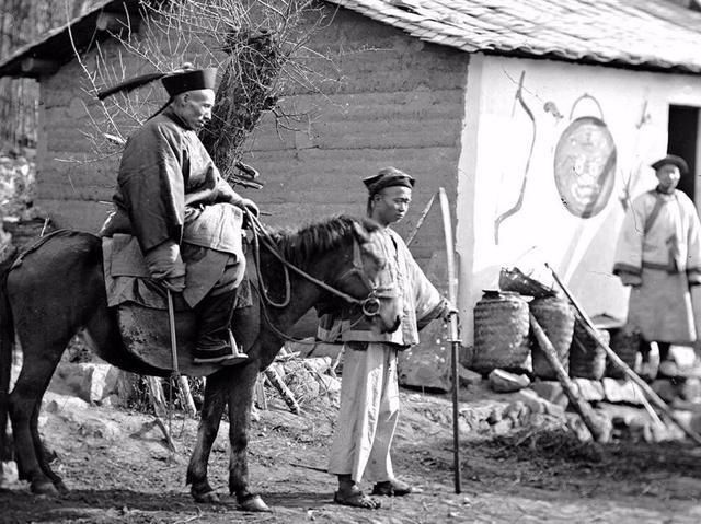 老照片:记录晚清8种职业，有的已经消失，有的已被取代!