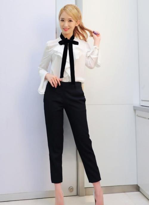 超佩服孟美岐!竟同时拎两个包包出街,手难道不酸吗?