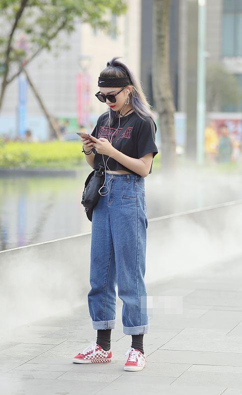 街拍：图五大长腿闺蜜出镜，穿T恤玩下装消失，屏幕快装不下了！