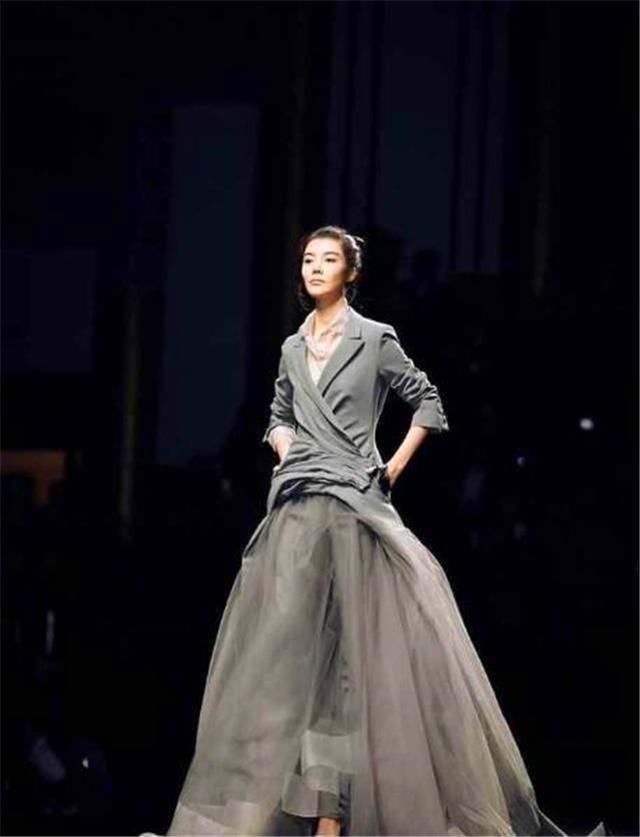 我一直以为长裙的范冰冰最美，直到看见她，我变了