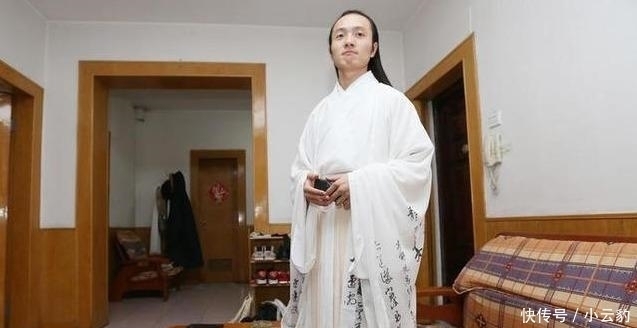  『长发』95后小伙痴迷汉服8年,留4年长发,花5000元买萧,坚持每天穿汉服