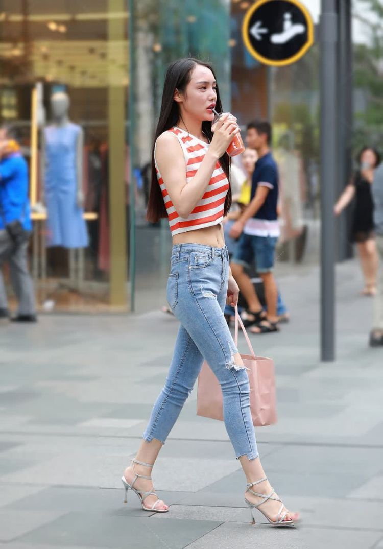 蓝色■街拍:长发美女身穿蓝色长裙,扮靓靓高挑身材,别提多帅了