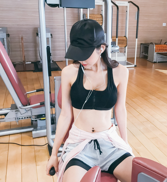 女神孙允珠，红粉青春律动运动带帽薄卫衣