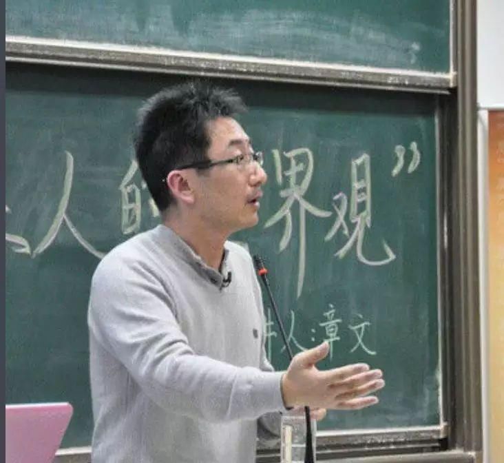 章文又得一实锤，王嫣芸被骚扰霸气开水瓶子烫猪，网友:大快人心