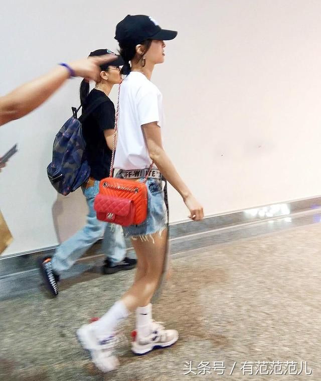 张韶涵瘦到hold不住短裤，系两圈腰带仍往下掉，网友:真有78斤?