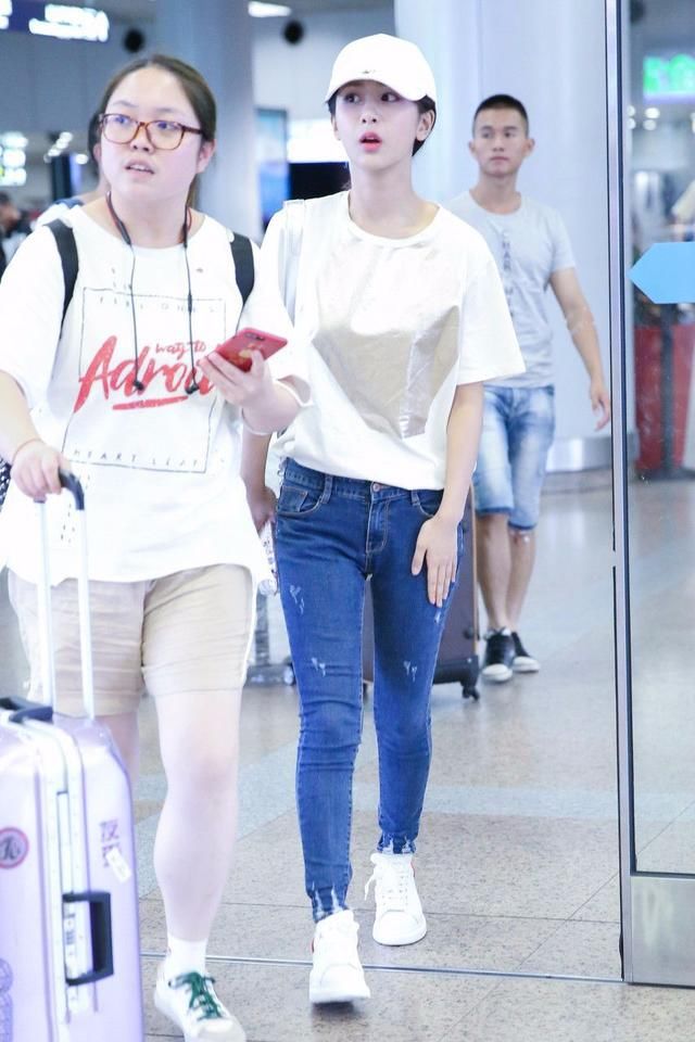 杨紫穿什么不好穿西装，真的显腿短！