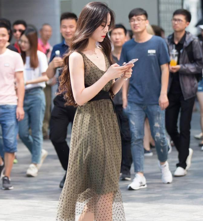 路人街拍：穿黑短裙的小姐姐，身材再好，也要注意看路啊