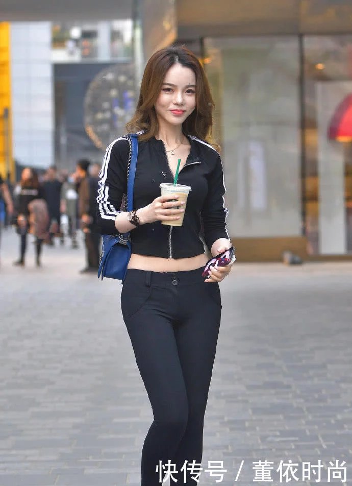 成熟小女人一袭紧身裤尽显紧迷人身姿，30岁的女人依然姿色迷人，