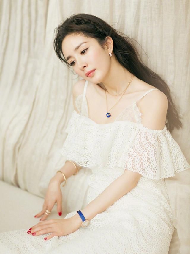 唐嫣比杨幂大三岁，同穿吊带白裙，一个优雅一个却很少女!