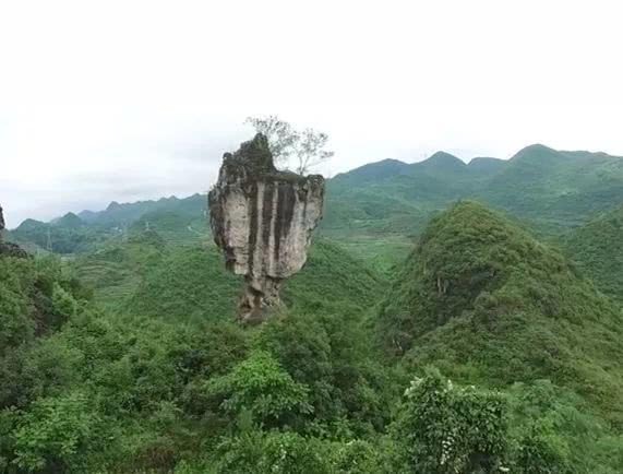 中国两块奇石，立于悬崖上万年不倒，状若人在祈祷