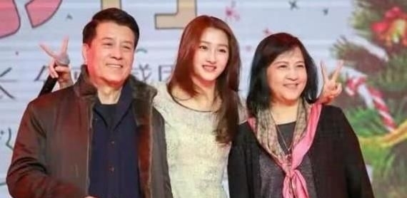 『太美』关晓彤晒儿时旧照!扎朝天辫从小就是时髦精,妈妈太美了不输港星
