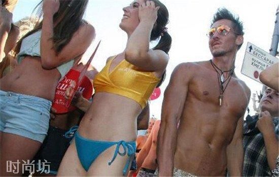 乌克兰美女嫁不出去 美女穿内衣上街求嫁