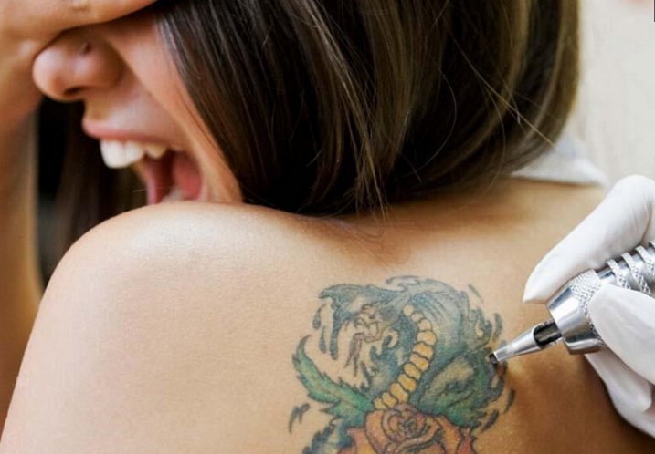 美女纹身时候的表情什么样?和纹身师形成鲜明的对比