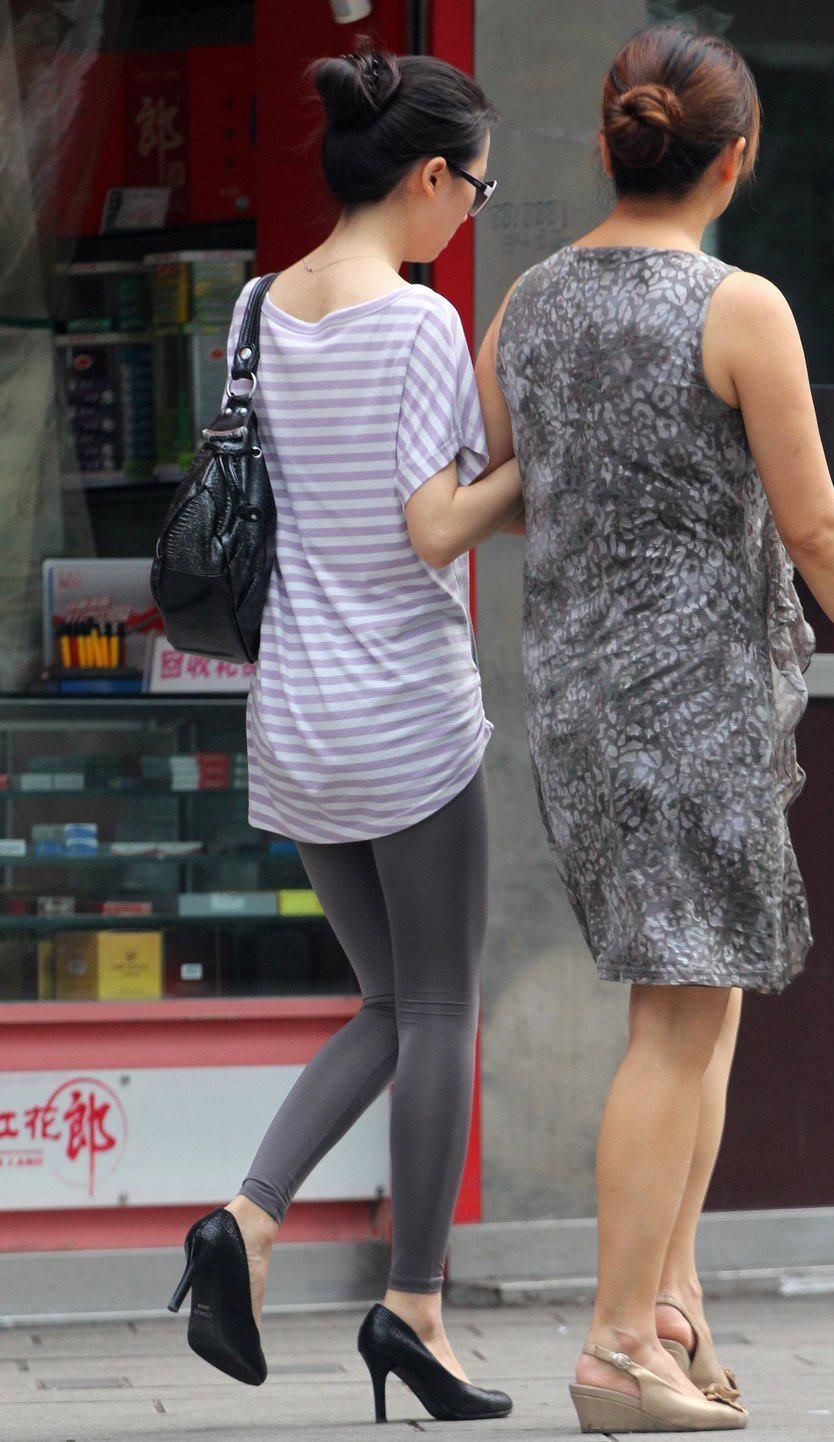 凉山路街拍:银色紧身裤美女，紧致浑圆的大长美腿很吸引人