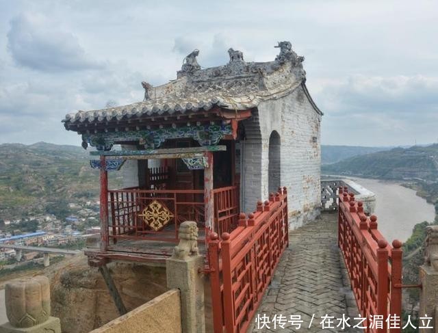 建在黄河边的寺庙，三面都是百丈悬崖，日落时分壮观不已