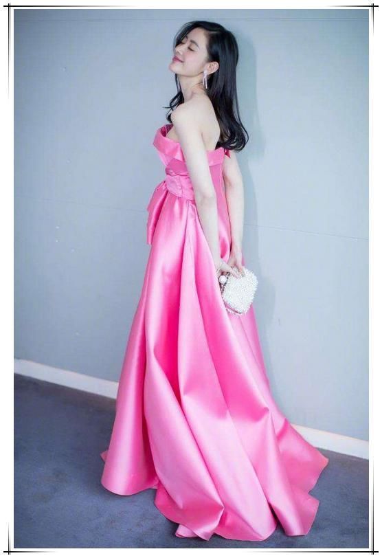 张天爱真开放！穿一条打底裤就走机场，大叔的眼神都被你锁定了！