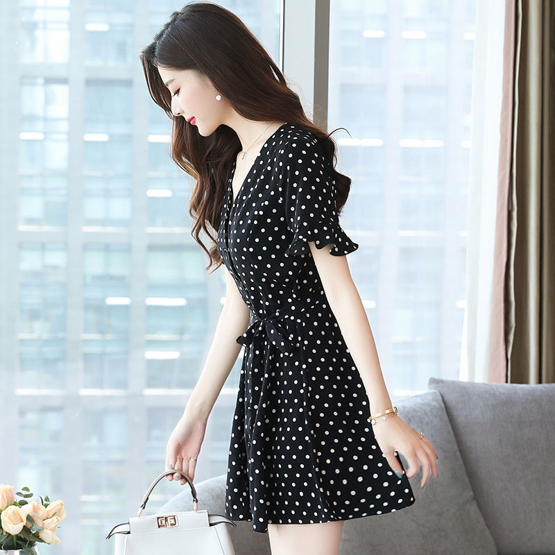 不是我吹，70后女人出门穿这样的美裙，配高跟，高挑迷人有气质