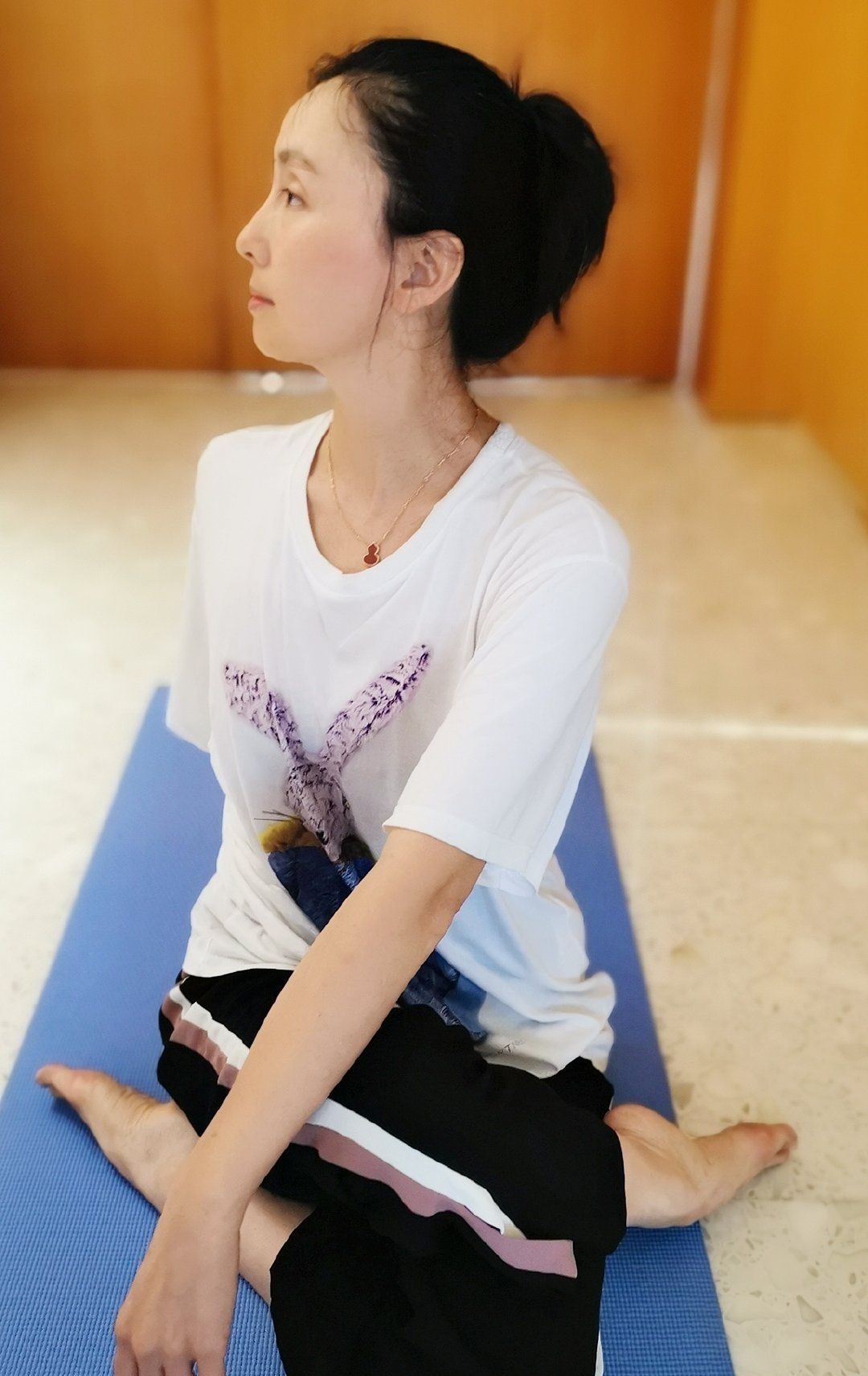  「徐峥」小陶虹晒徐峥视角, 母女俩搂肩背影超有爱, 12岁女儿身高赶超妈妈