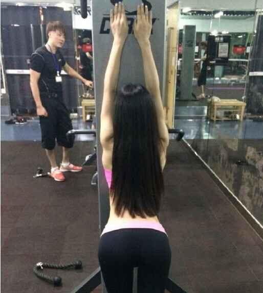 喜欢健身的女人 除了身材好韧性也不差