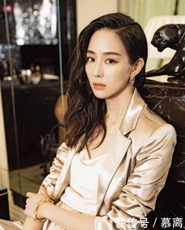  不露■张钧甯好会穿，一身香槟色西装配高跟鞋，不露腿也美得惊艳
