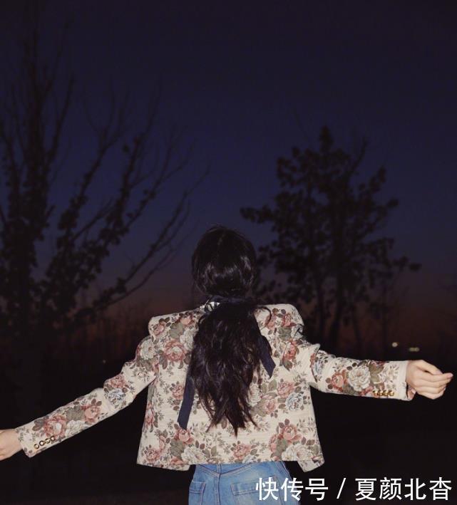  『乖巧』欧阳娜娜户外随拍，印花外套搭配牛仔裤，非常甜美乖巧的感觉！