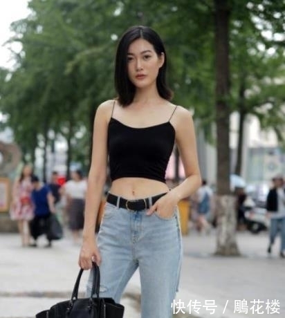 【气质】街拍小美女清纯可爱,灰色百褶裙配黑色马甲,彰显简约的气质美