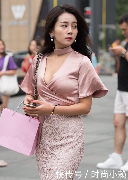 街拍美女：包臀裙的打扮简洁大方，充满自信美！