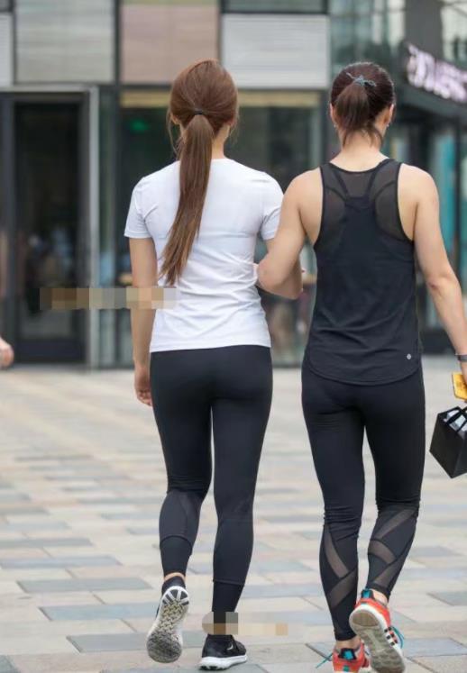 街拍：马尾辫的爱笑姐妹花，不一样的紧身裤彰显出不同的迷人线条