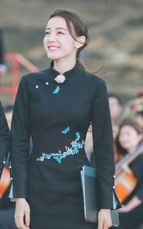 「 迪丽」当她穿上后,比例实在太抢镜了,终于明白迪丽热巴为啥不穿旗袍了