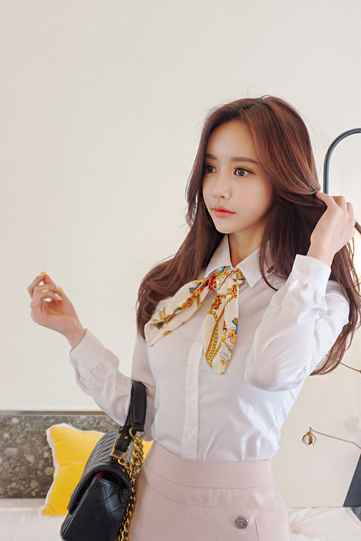 女神孙允珠，劳伦斯蜜色街头时尚飘逸风衣