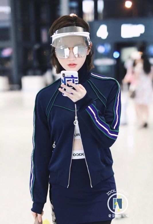 景甜的超短裙快被撑爆了还露出一大截安全裤，看得人尴尬癌都犯了