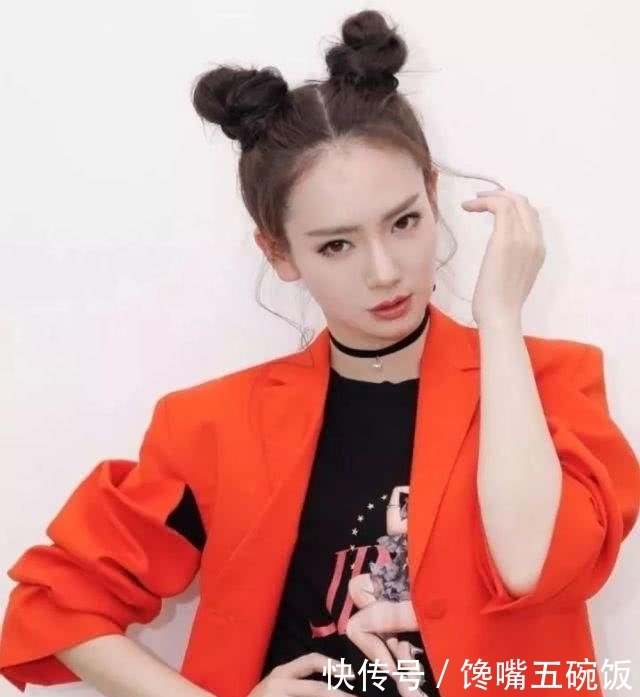  #高丸子#这个时候丸子头成了女孩们的首选 轻松搞定的慵懒发型