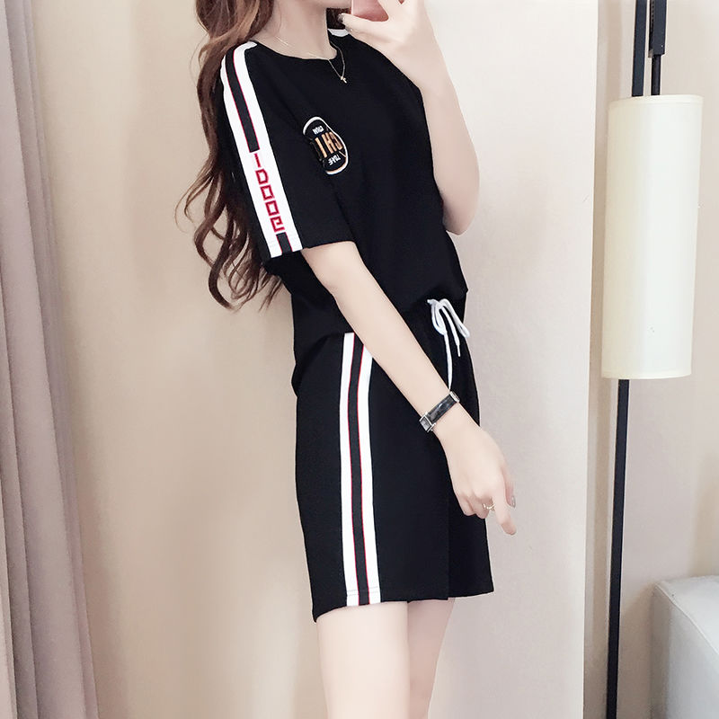 有种高:叫“短裤套装”，不用穿高跟鞋，一件上身想不高都难