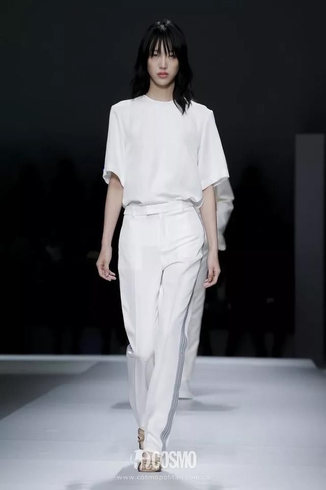 T型台｜艾玛罗伯茨这一身真好看，不过这是去看秀还是去上班？