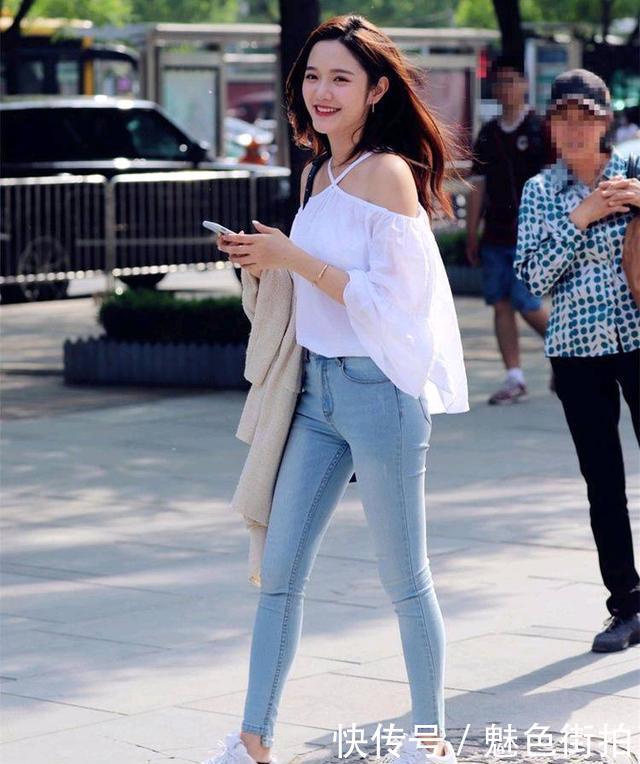 路人街拍，乔欣现身上海机场，红色T恤搭配黑色长裤清新自然