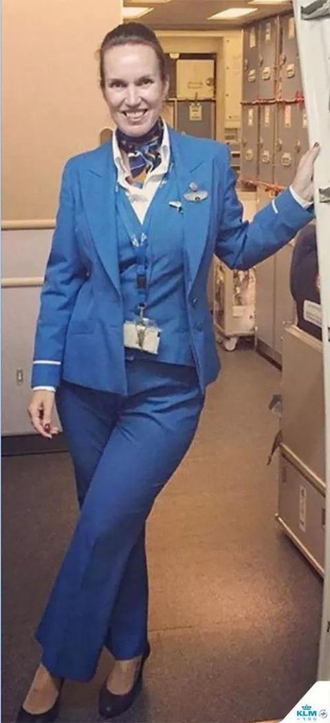  「女式制服」荷航机上“时装大秀”快闪