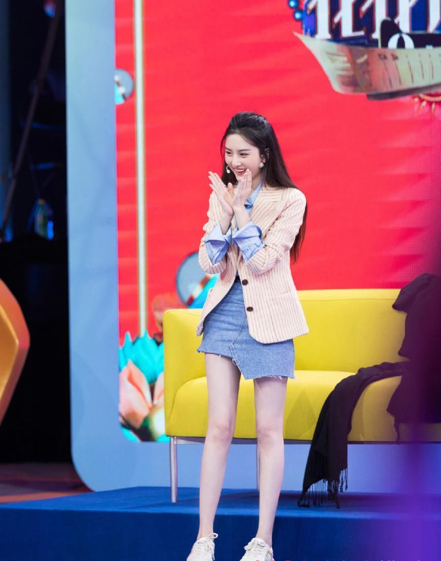 欧阳娜娜和宋祖儿同框比美，哪怕只差1岁，风格气质却大不相同!